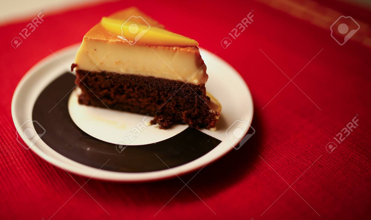 Gateau Au Chocolat Noir Et Mousse De Peche Et Sont Decorees Avec Des Tranches De Peches Sur Le Dessus Banque D Images Et Photos Libres De Droits Image