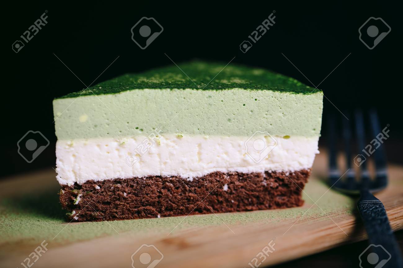 抹茶 抹茶 ココナッツ パウダー クローズ アップ ビューでチョコレート ケーキの作品 の写真素材 画像素材 Image