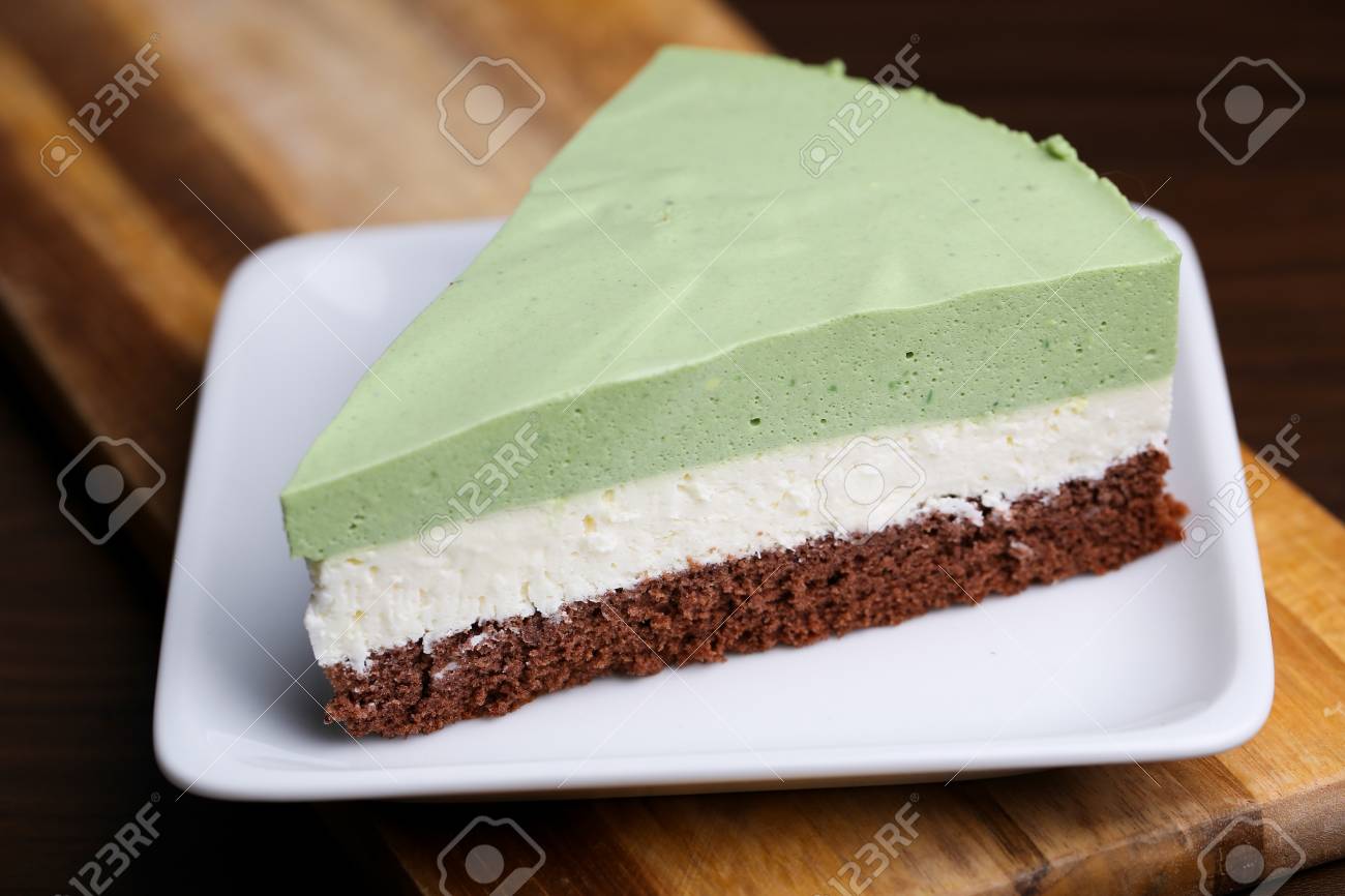 抹茶 抹茶 ココナッツ パウダー クローズ アップ ビューでチョコレート ケーキの作品 の写真素材 画像素材 Image