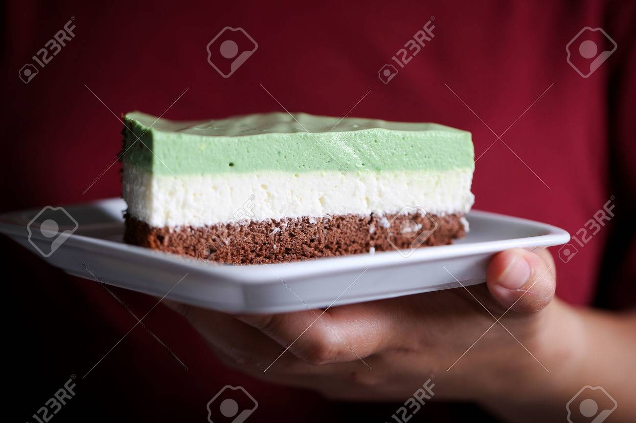 抹茶 抹茶 ココナッツ パウダー クローズ アップ ビューでチョコレート ケーキの作品 の写真素材 画像素材 Image