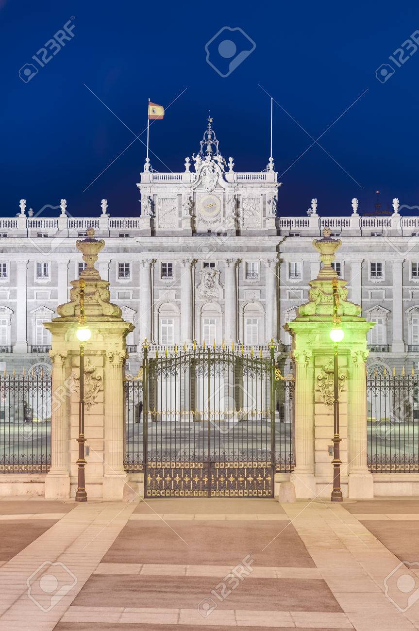 王宮 パラシオ デ レアル マドリード マドリード スペインの街でスペイン王室の公式の住居 の写真素材 画像素材 Image