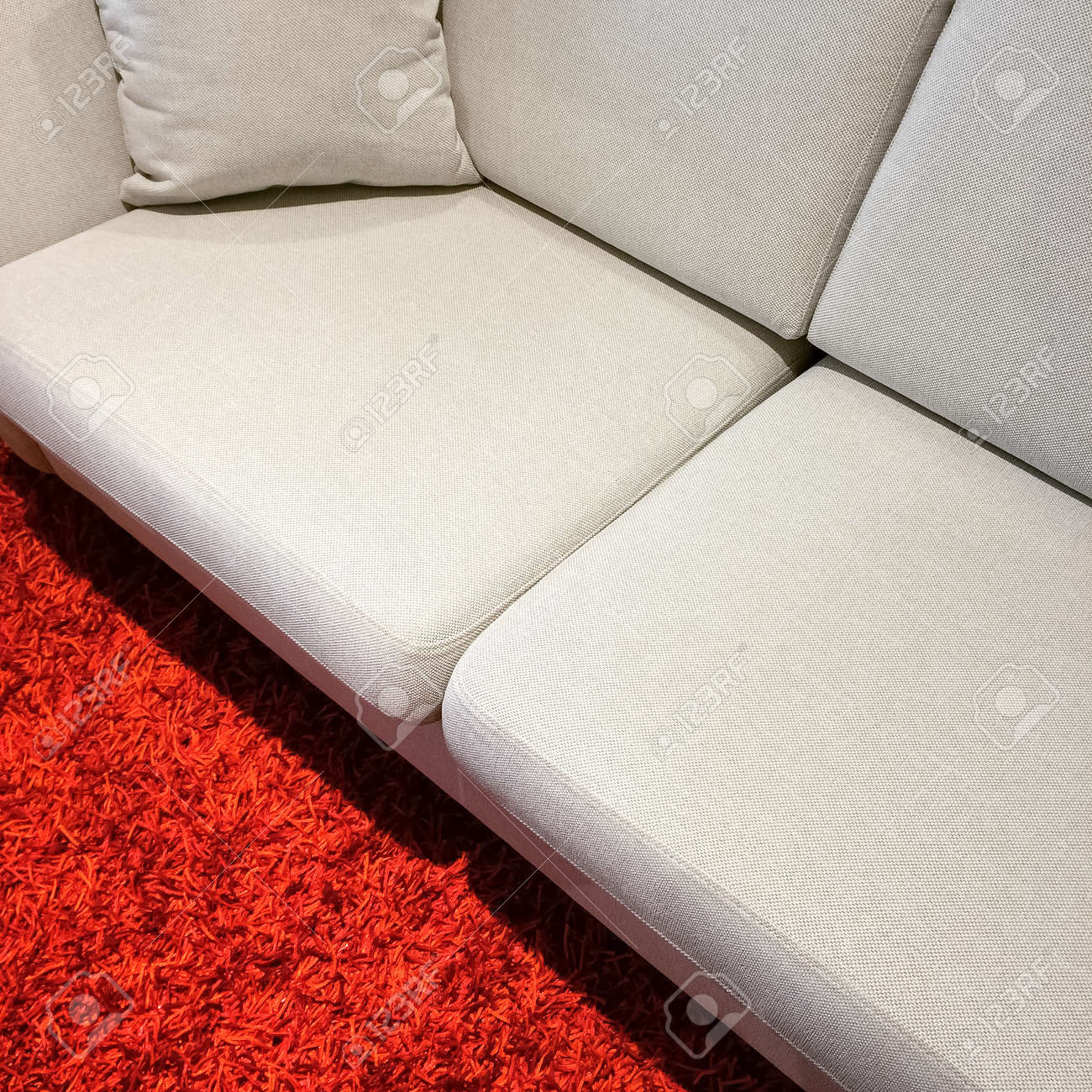 レッド カーペットの上簡単な白いソファ モダンなスタイルの家具 の写真素材 画像素材 Image レッド カーペットの上簡単な白いソファ モダンなスタイルの家具 の写真素材 画像素材 Image