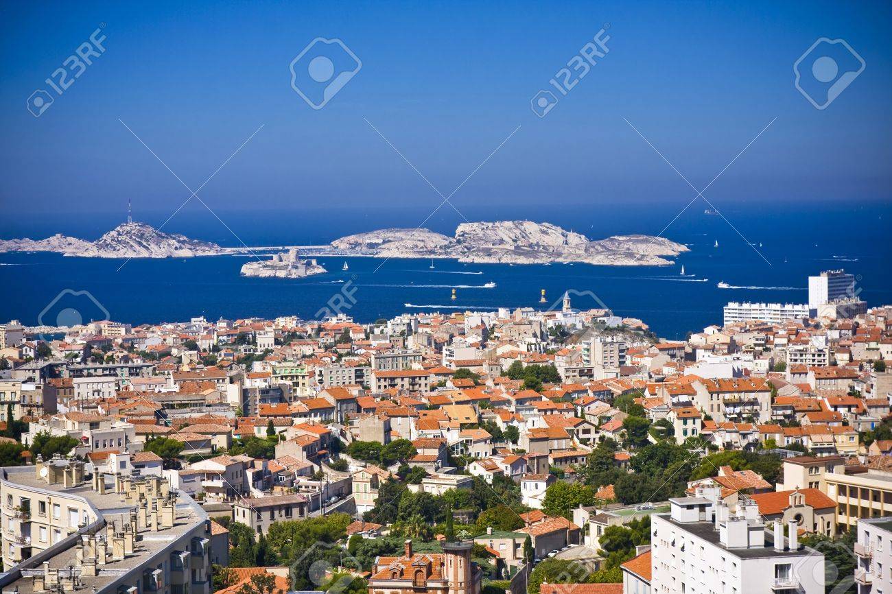 場所は教会を Od ノートルダム ド ラ人 フランスの山からマルセイユの驚くべき面ビュー の写真素材 画像素材 Image