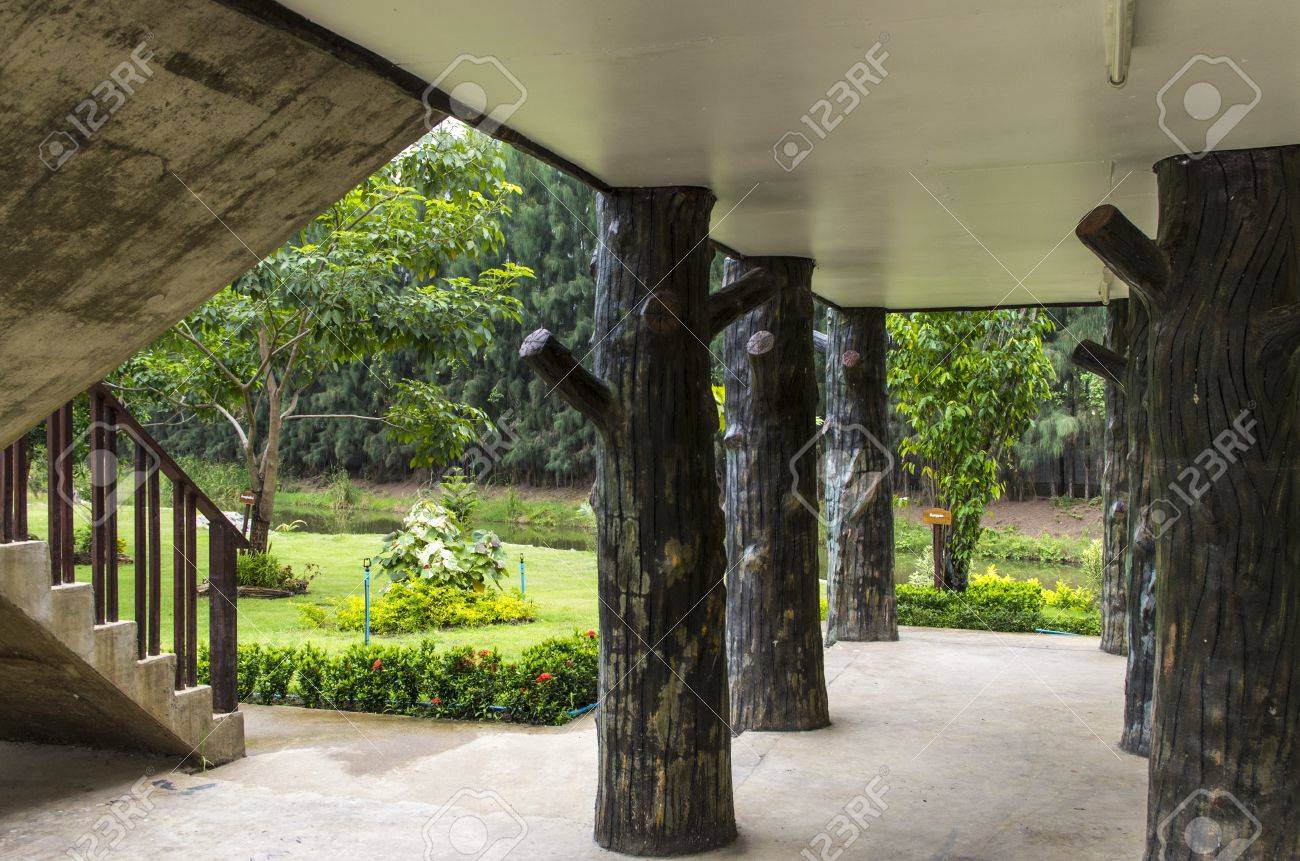 タイ様式の木造住宅の 1 階で柱や壁がないだけを持つ の写真素材 画像素材 Image