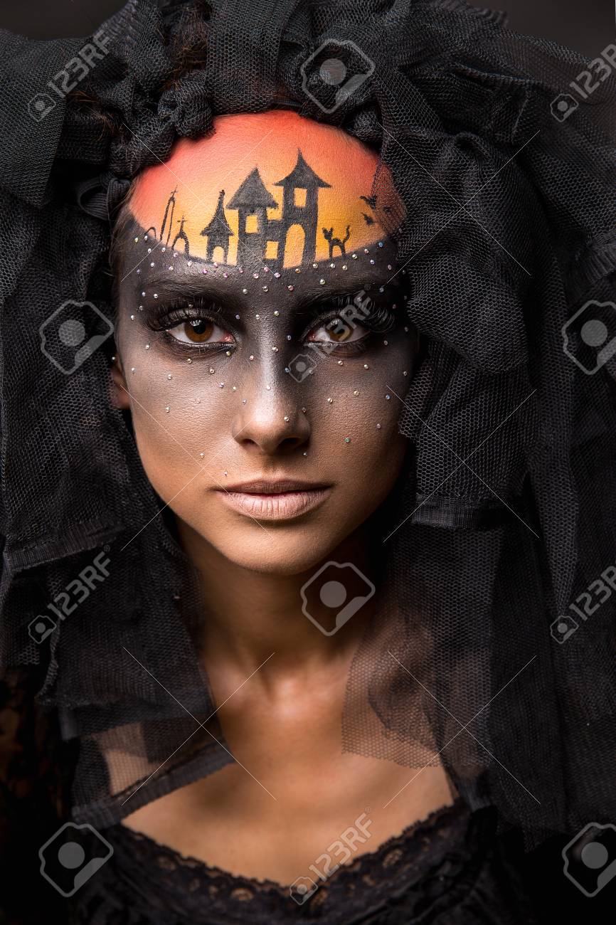 L Epouse De Halloween Diable Portrait De Jeune Femme En Image Artistique Sombre Avec Le Maquillage Effrayant Voile Et De L Image Terrible Sur Son Front Banque D Images Et Photos Libres De Droits Image