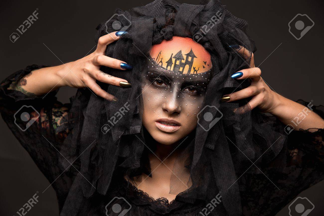 L Epouse De Halloween Diable Portrait De Jeune Femme En Image Artistique Sombre Avec Le Maquillage Effrayant Voile Et De L Image Terrible Sur Son Front Banque D Images Et Photos Libres De Droits Image