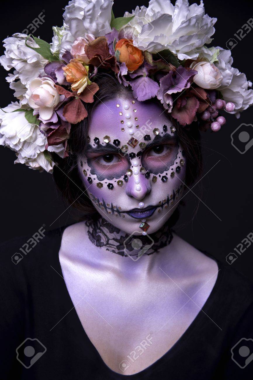 Fashion Portrait D'un Beau Modèle Halloween Avec Création Maquillage,  Strass Et Couronne De Fleurs Sur Fond Noir Banque D'images Et Photos Libres  De Droits. Image 65877395.