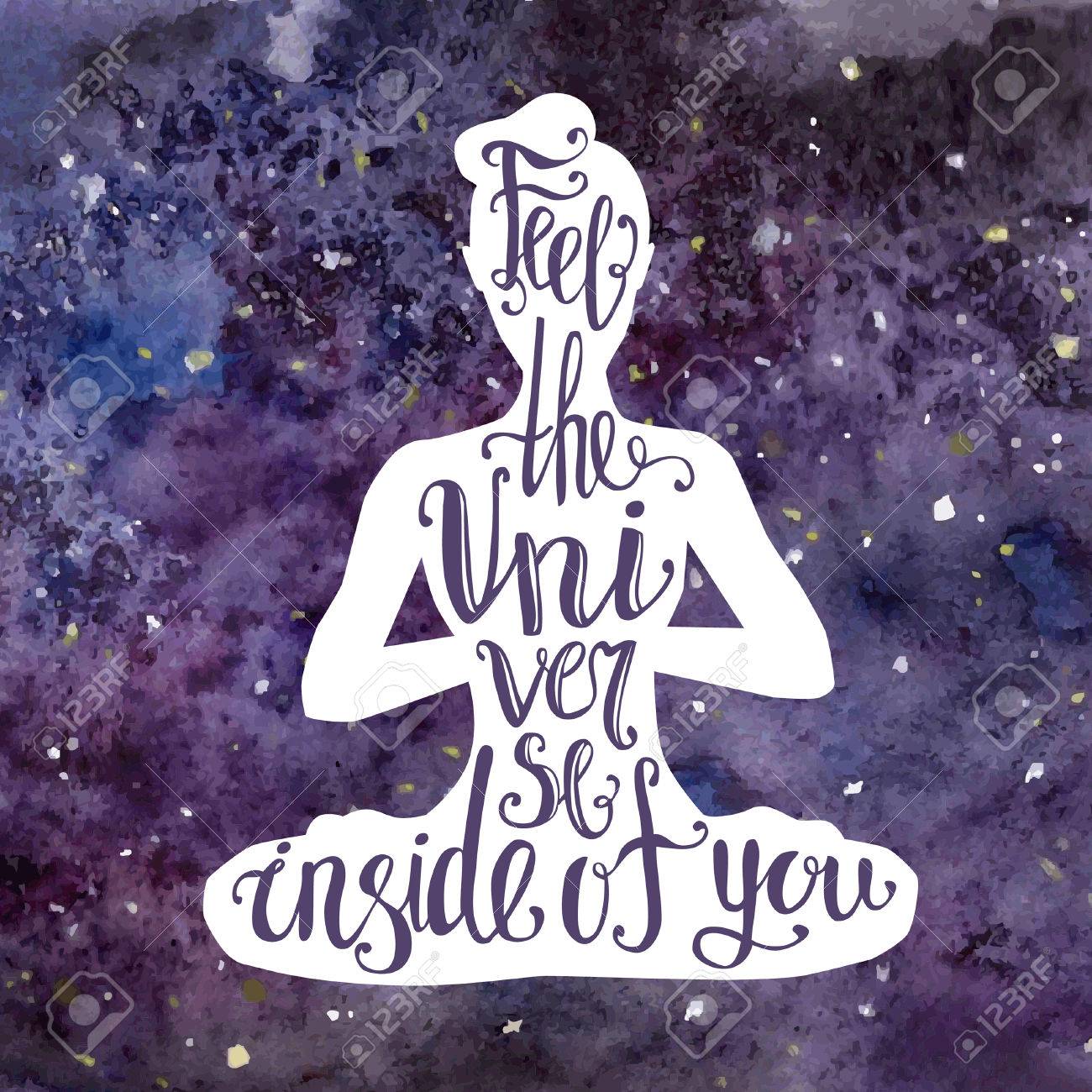 ベクトル ヨガ イラスト レタリングと明るくカラフルな空間のテクスチャー 白い女性のシルエット 手書き句があなたの内側の宇宙を感じる 蓮華座 Padmasana で瞑想 のイラスト素材 ベクタ Image