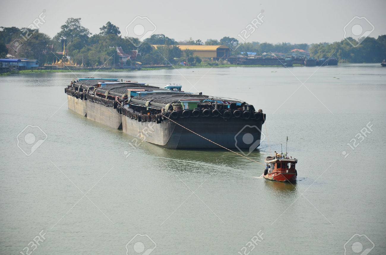 アユタヤ タイで Choaphraya 川のはしけおよびボートのタグボート貨物船します の写真素材 画像素材 Image