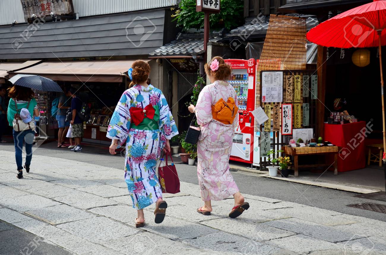 日本人着用伝統的な和服 着物や浴衣 15 年 7 月 11 日に京都の伏見稲荷大社の中にウォーキング の写真素材 画像素材 Image 日本人着用伝統的な和服 着物や浴衣 15 年 7 月 11 日に京都の伏見稲荷大社の中にウォーキング の写真素材 画像素材 Image