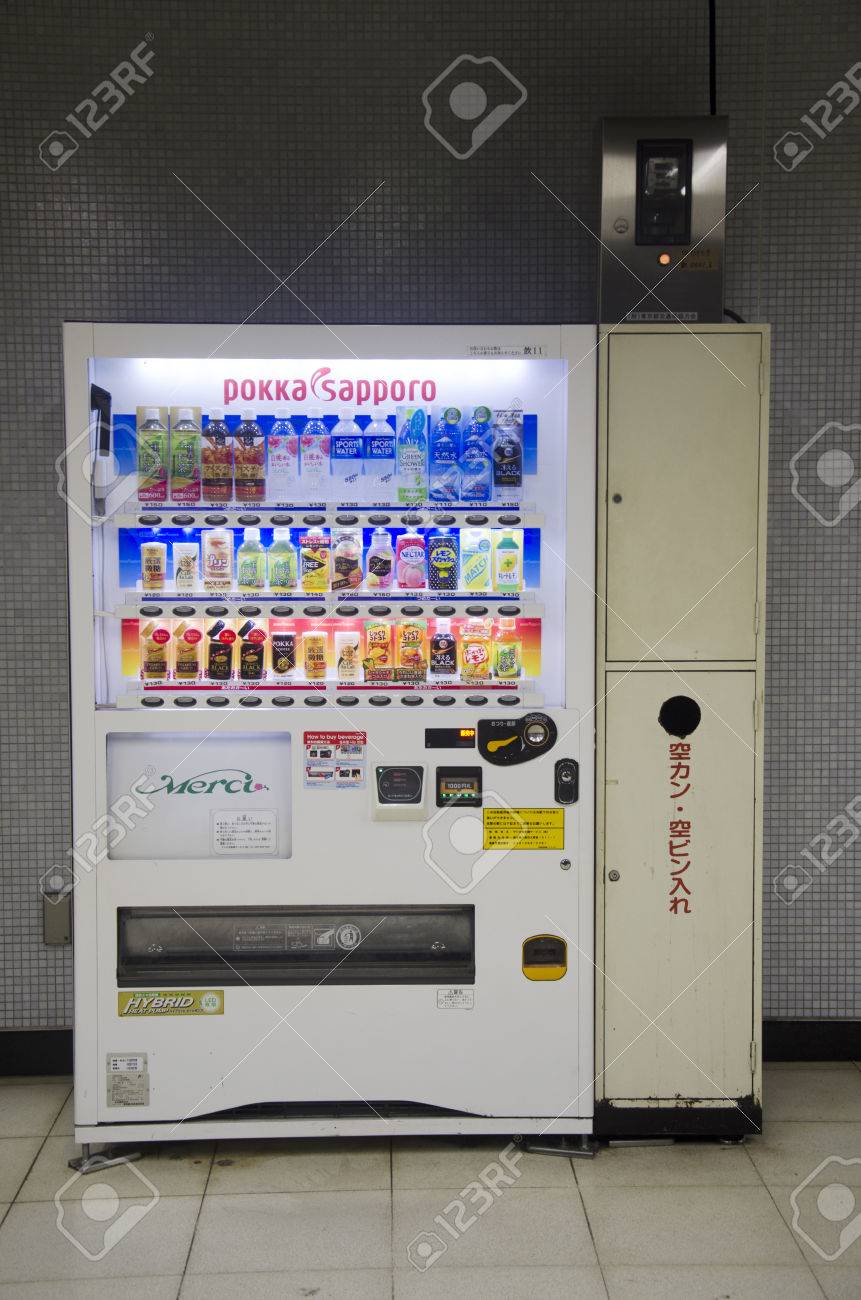 白の人々 のための自動機を自動販売機 16 年 10 月 21 日に東京都新宿区の地下鉄駅でソフトド リンクを購入します の写真素材 画像素材 Image