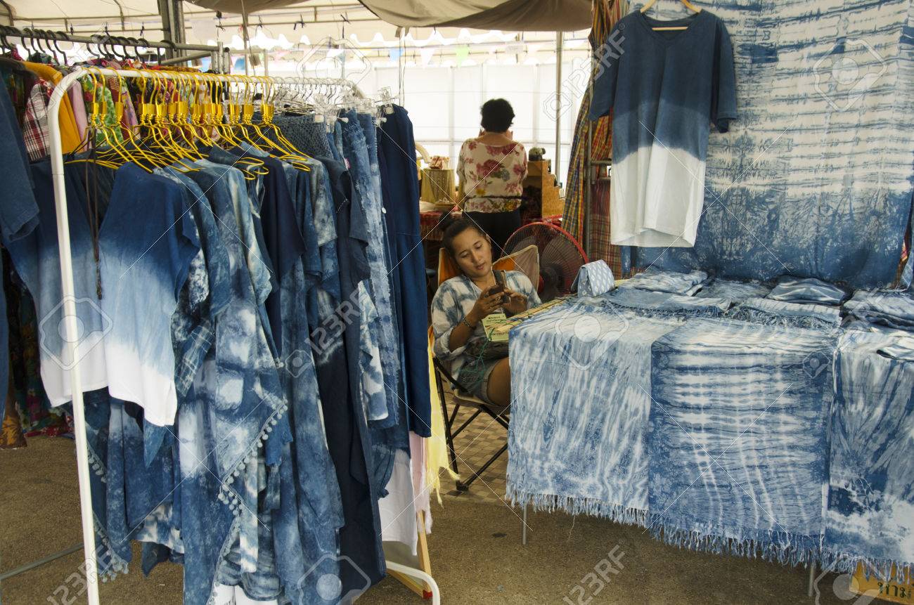 Mi Tienda De Moda Del Lazo Del Batik Teñido índigo Ropa Mauhom Muchos Diseño De Color Natural En La Cultura Del Festival Tailandés Tradicional En Tha Nam No Mercado En Nonthaburi Tailandia