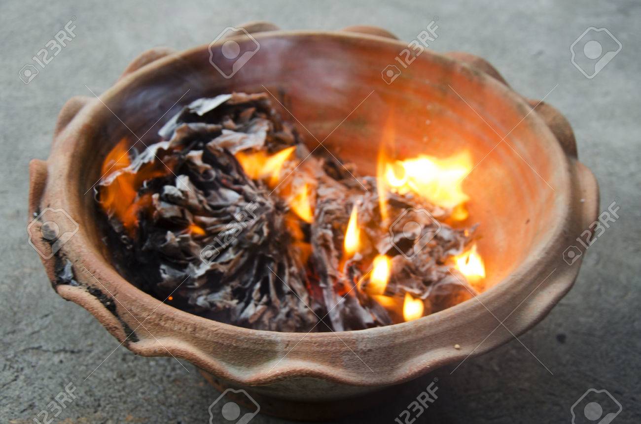 人を燃やすジョス紙の金と紙紙で礼拝のためお金に似せて作られていけにえのささげ物の祈り神と先祖に記念に中国の旧正月の日に家として燃やし の写真素材 画像素材 Image