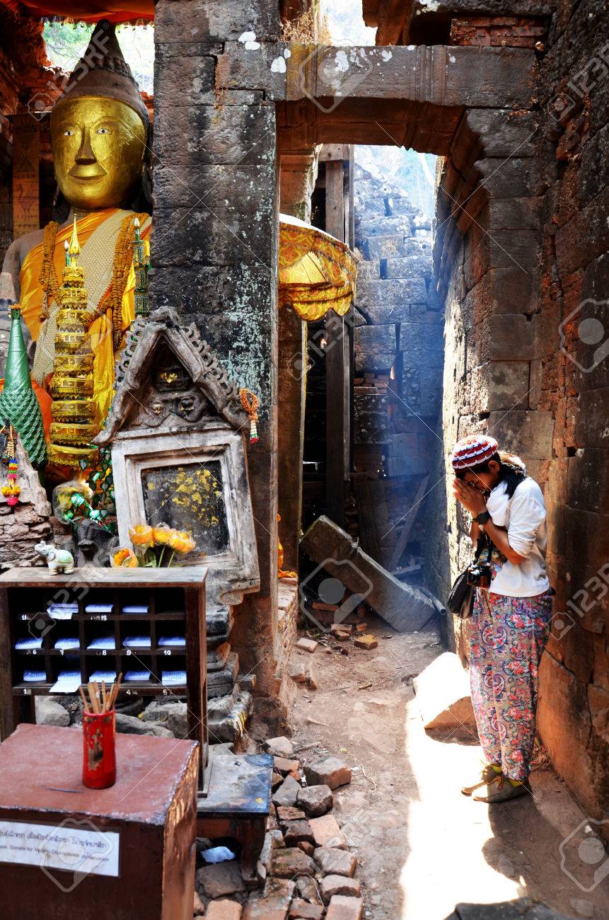 La Femme Thaïlandaise Prie Les Ruines De Limage De La Statue De Bouddha Au Site Archéologique De Vat Phou Ou Wat Phu Du Site Du Patrimoine Mondial De - 