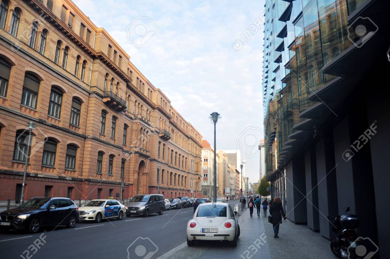 ドイツの人々 は クラシックな建物とベルリン市 2016 年 11 月 9 日にドイツのベルリンで駐車場と道路の脇の歩道の上を歩いてします の写真素材 画像素材 Image 84189001