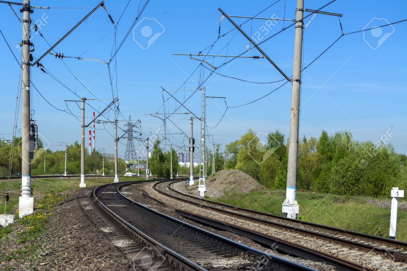 102258515-a-sharp-turn-of-the-railway-th