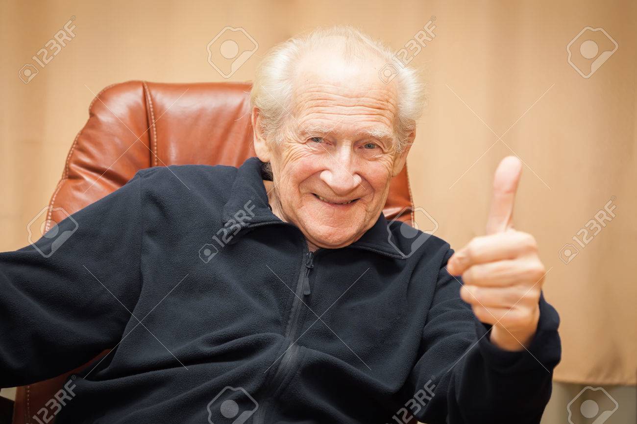 親指を現す椅子に座ってる爺さんの笑い の写真素材 画像素材 Image