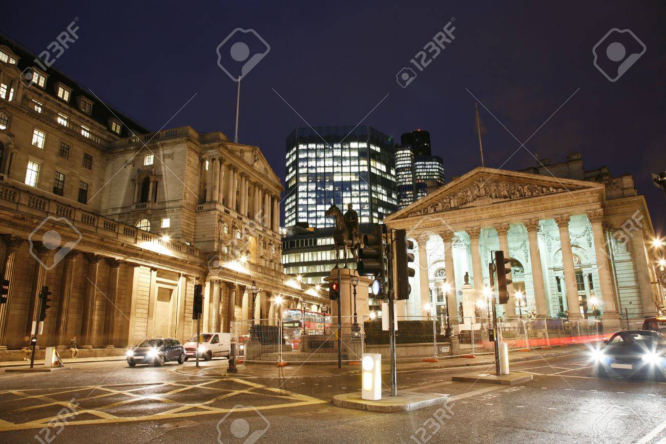 イギリスの金融の中心、中央銀行のイングランド銀行と王立証券取引所、銀行内の領域の夜景。の写真素材・画像素材 Image 11401244