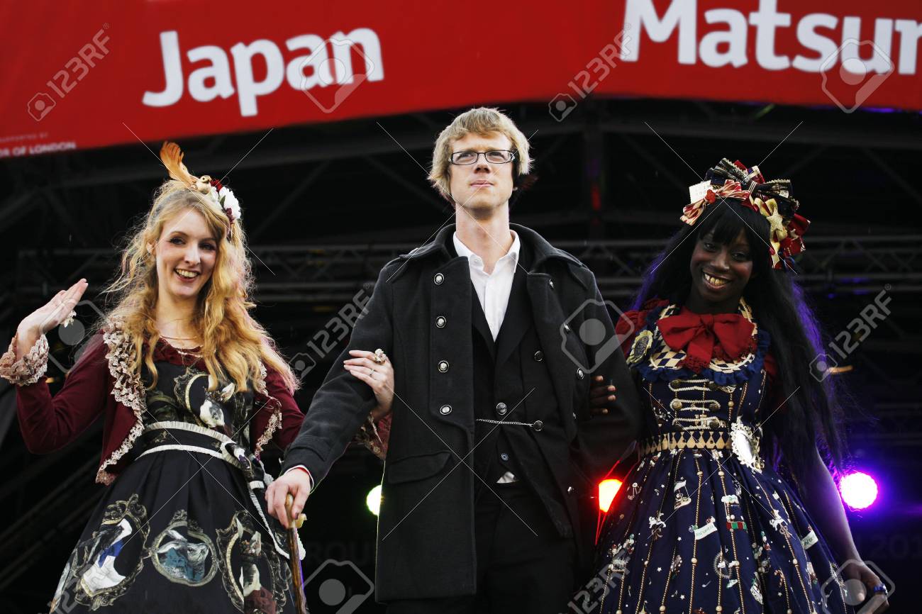 ロンドン イギリス 13 年 10 月 5 日 参加者 ロリータ ファッション祭 13年ロンドン日本 祭 日本祭りでアット トラファルガー スクエアですべての年齢層を満足させる活動の様々 なティー パーティー クラブ チーム の写真素材 画像素材 Image