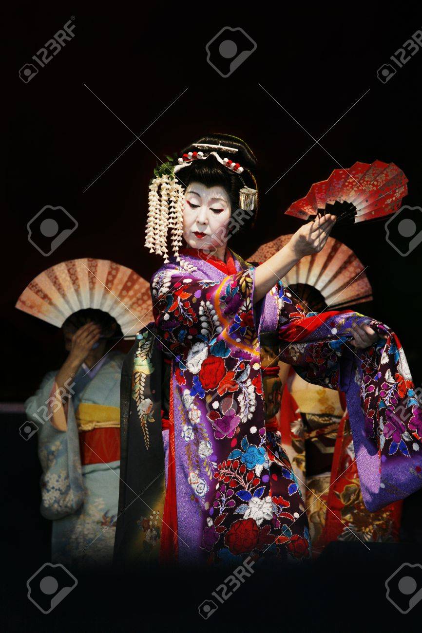 ロンドン イギリス 13 年 10 月 5 日 参加者 寛子田中日本舞踊チーム日本語ダンス 13年ロンドン日本祭り 祭り トラファルガー Squar で日本の祭りですべての年齢の幸せを維持する活動の様々 な時の歌舞伎舞踊の影響 の写真素材 画像素材 Image