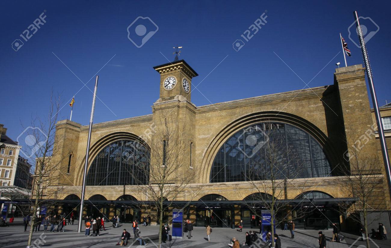 ロンドン イギリス 15 年 2 月 16 日 外のキングス クロス駅の表示 出席者 開いた 1852 年とも呼ばれるロンドン セント パンクラス国際駅のユーロスターのホーム の写真素材 画像素材 Image