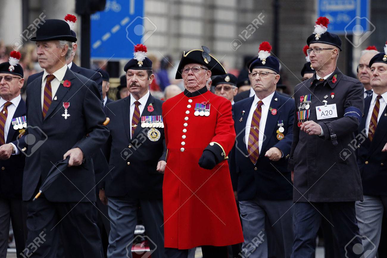 ロンドン、イギリス - 2015 年 11 月 8 日: 最初の世界大戦以来死亡している武装勢力を覚えて英霊記念日、ケシ日または Nearst 日曜日  11 のすべての 11 月、国家の連邦で観測された休戦日の人参加。の写真素材・画像素材 Image 65161585