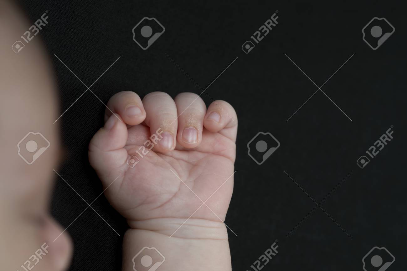 赤ちゃんの腕と手の黒い背景に分離 の写真素材 画像素材 Image