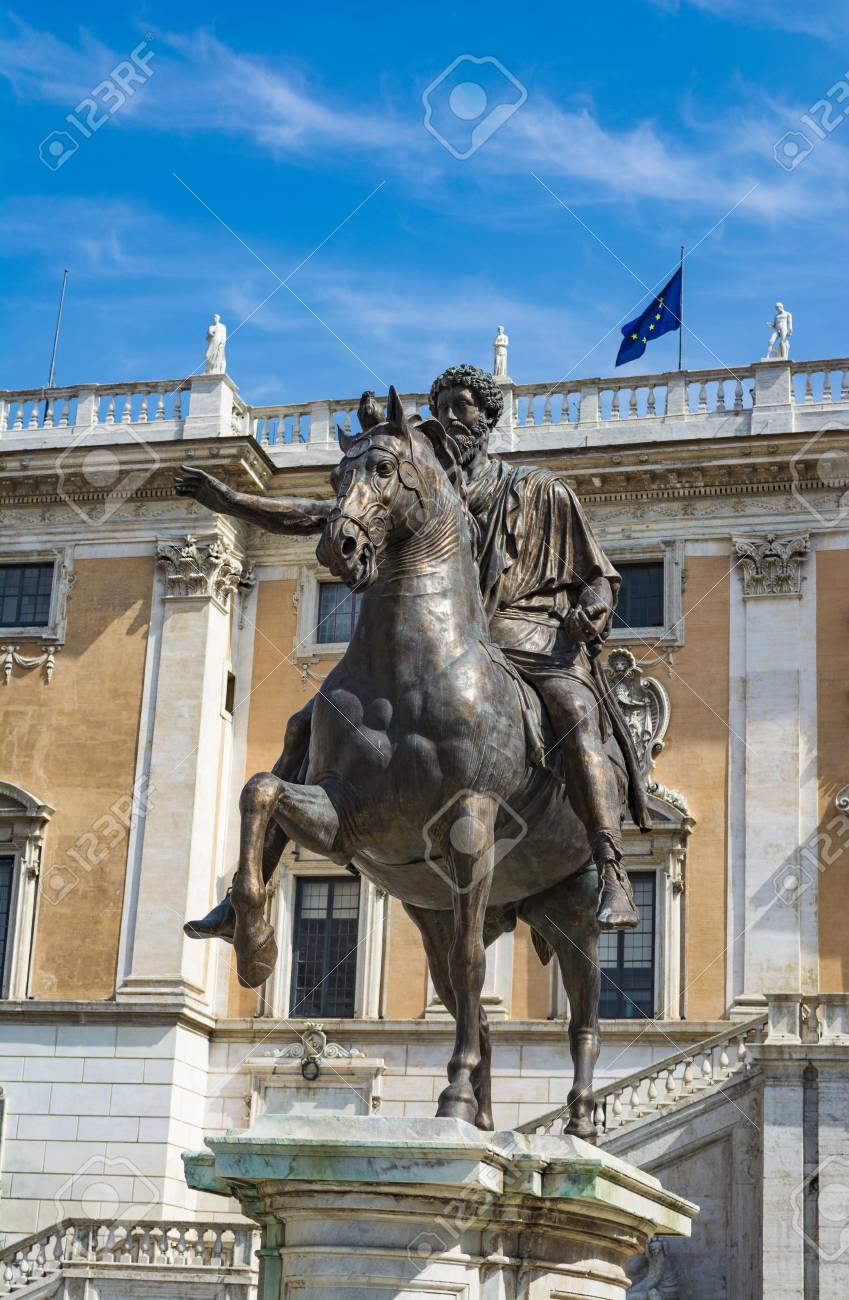 イタリア・ローマのカンピドーリオ広場の中心部にある馬に乗った