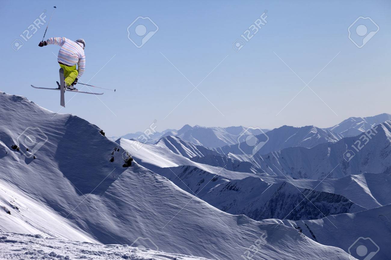 雪山で交差スキー フリー スタイルのスキー ジャンパー の写真素材 画像素材 Image