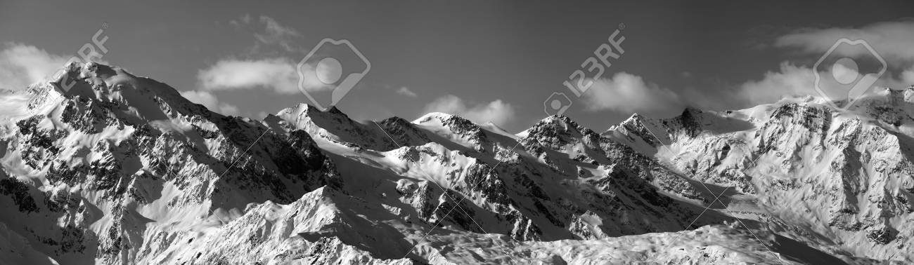 Vue Panoramique Noir Et Blanc Sur Les Montagnes Enneigées En Journée Ensoleillée Montagnes Du Caucase Région De Svaneti En Géorgie