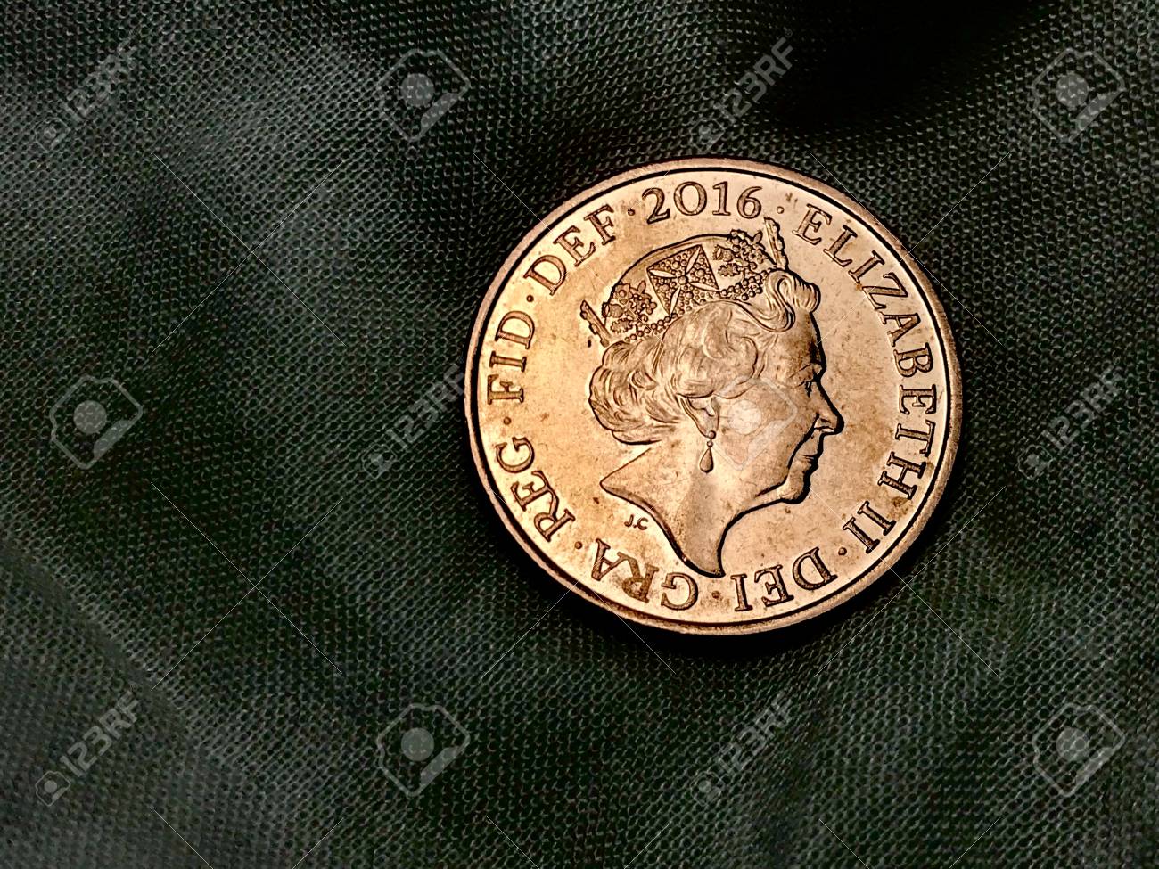 英国英国ペニーコイン女王エリザベス顔で立つの写真素材・画像素材 Image 94736383