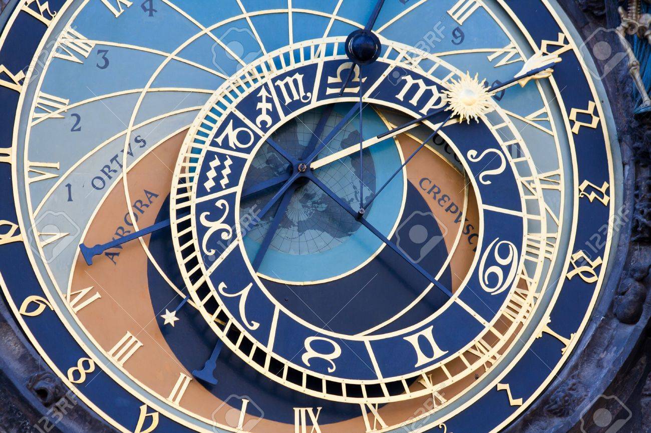 プラハの天文時計またはプラハ Orloj 中世天文時計 世界で 3 番目に古い天文時計の旧市庁舎 旧市街広場 プラハ チェコ共和国での南の壁にマウントされて の写真素材 画像素材 Image