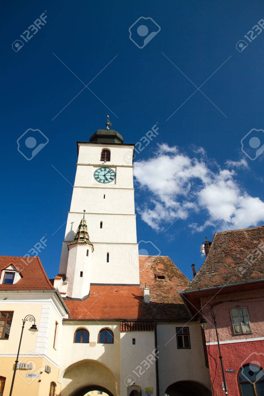 Torre Del Reloj En El Centro De Sibiu Ciudad Designada Capital Europea De La Cultura En El Ano 2007 Sibiu Rumania 09 De Septiembre El Ano 2015 Fotos Retratos Imagenes Y Fotografia