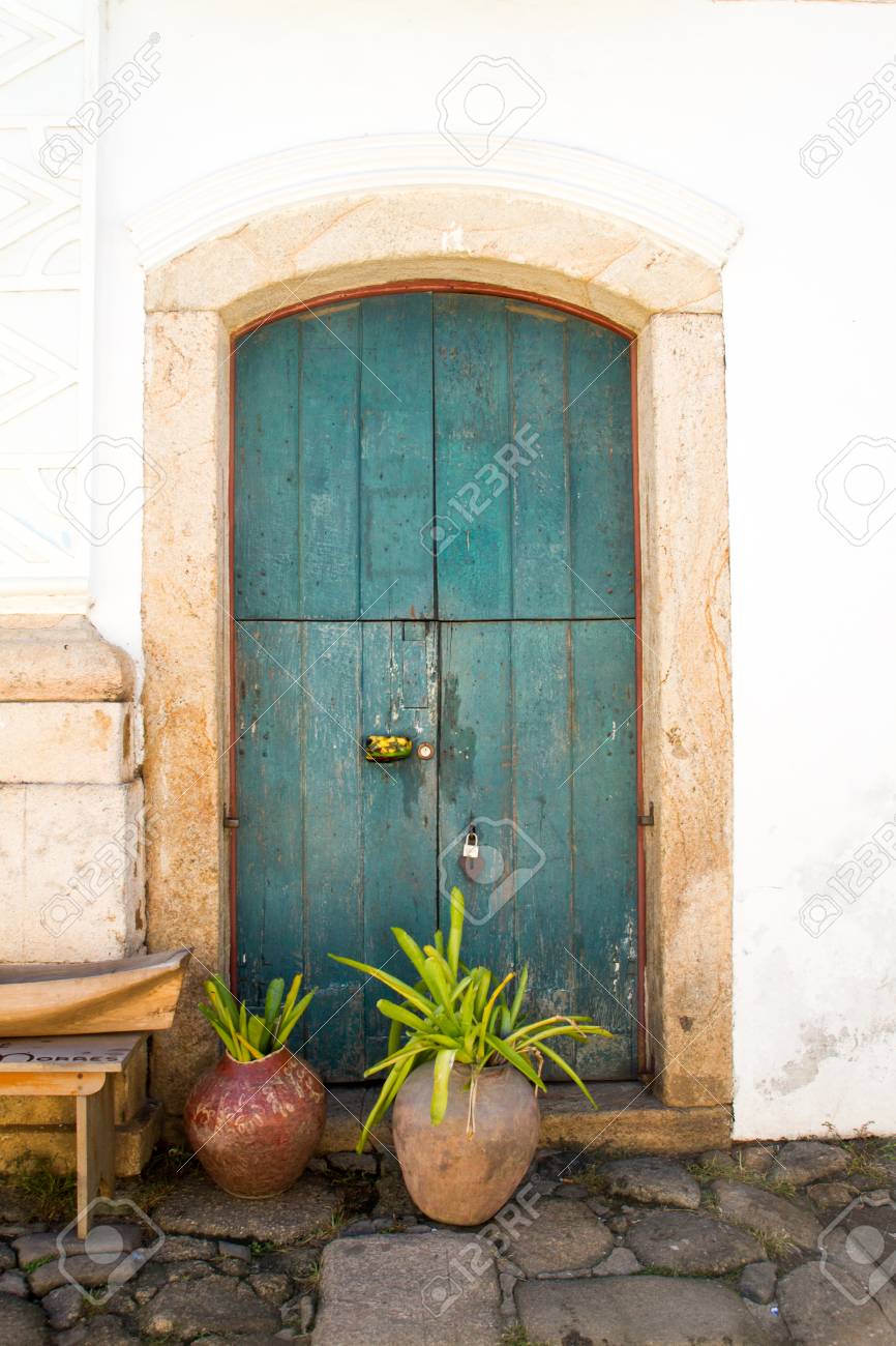 Edificios Historicos Tipicos Con Puertas De Madera De Colores Y