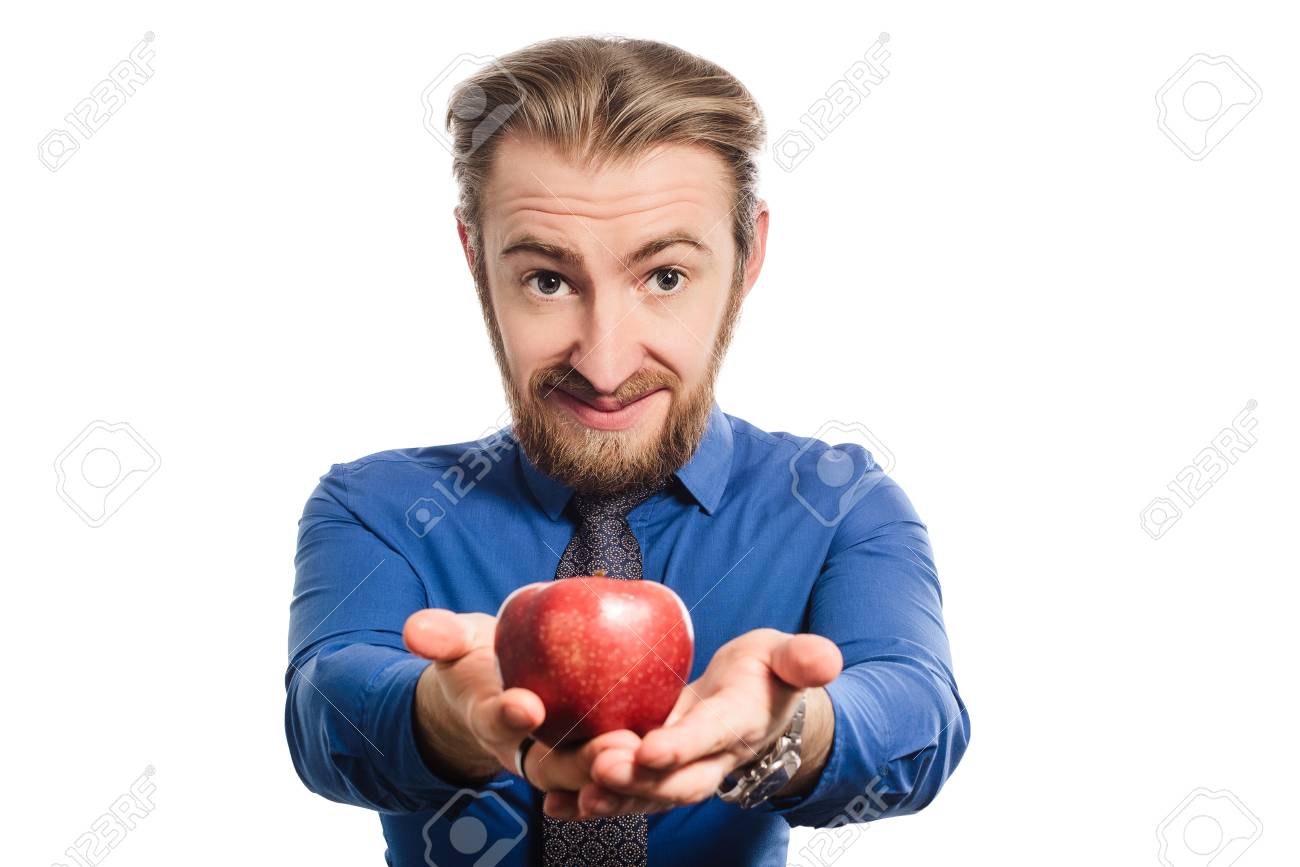 大きな頭を持つ見知らぬオフィスのあごひげの男がリンゴを提供しています 変換されたイメージ 果物を両手で持つ の写真素材 画像素材 Image