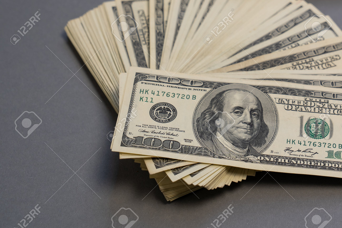 전 세계 거래에서 가장 많이 사용되는 위기 벤치마크 통화에서 돈을 많이 소비하는 미국 달러 지폐 더미를 닫습니다. 로열티 무료 사진,  그림, 이미지 그리고 스톡포토그래피. Image 191651938