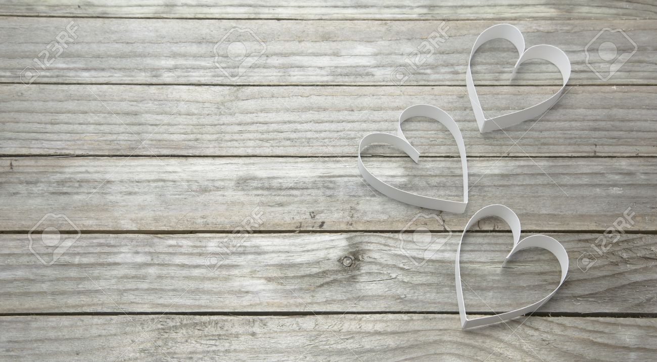 Drei Weisse Herzen Auf Einem Holz Hintergrund Lizenzfreie Fotos Bilder Und Stock Fotografie Image 53080946