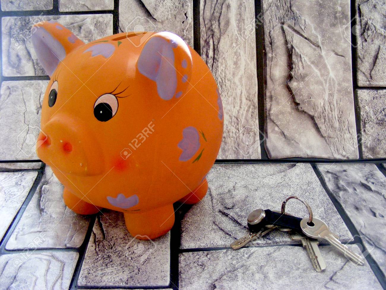 Sparschwein-Stil Spardose Mit Schlüssel Lizenzfreie Fotos, Bilder Und Stock  Fotografie. Image 78823654.