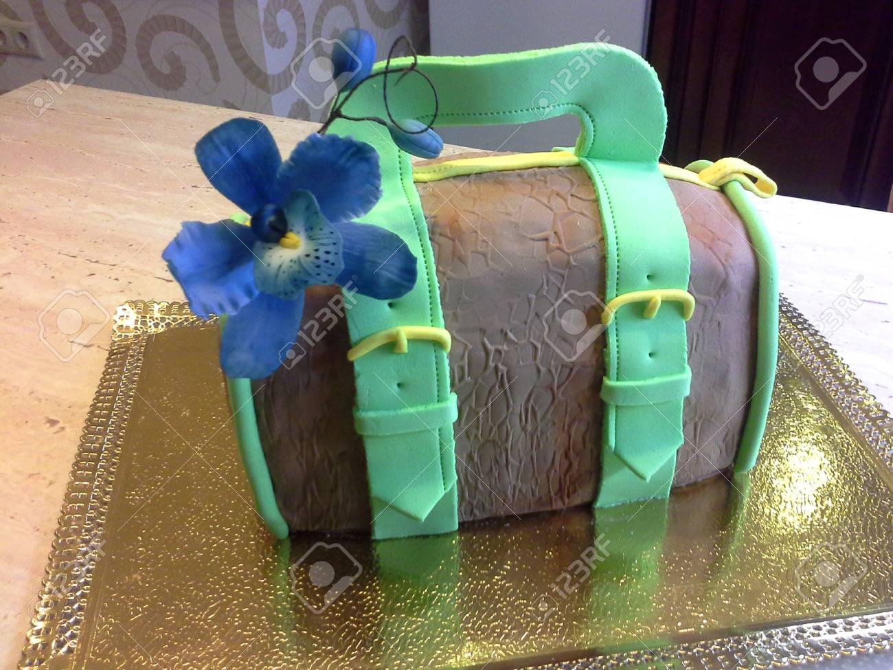 Gateau En Forme De Sac En Cuir Mode Avec Orchidee Bleue Banque D Images Et Photos Libres De Droits Image