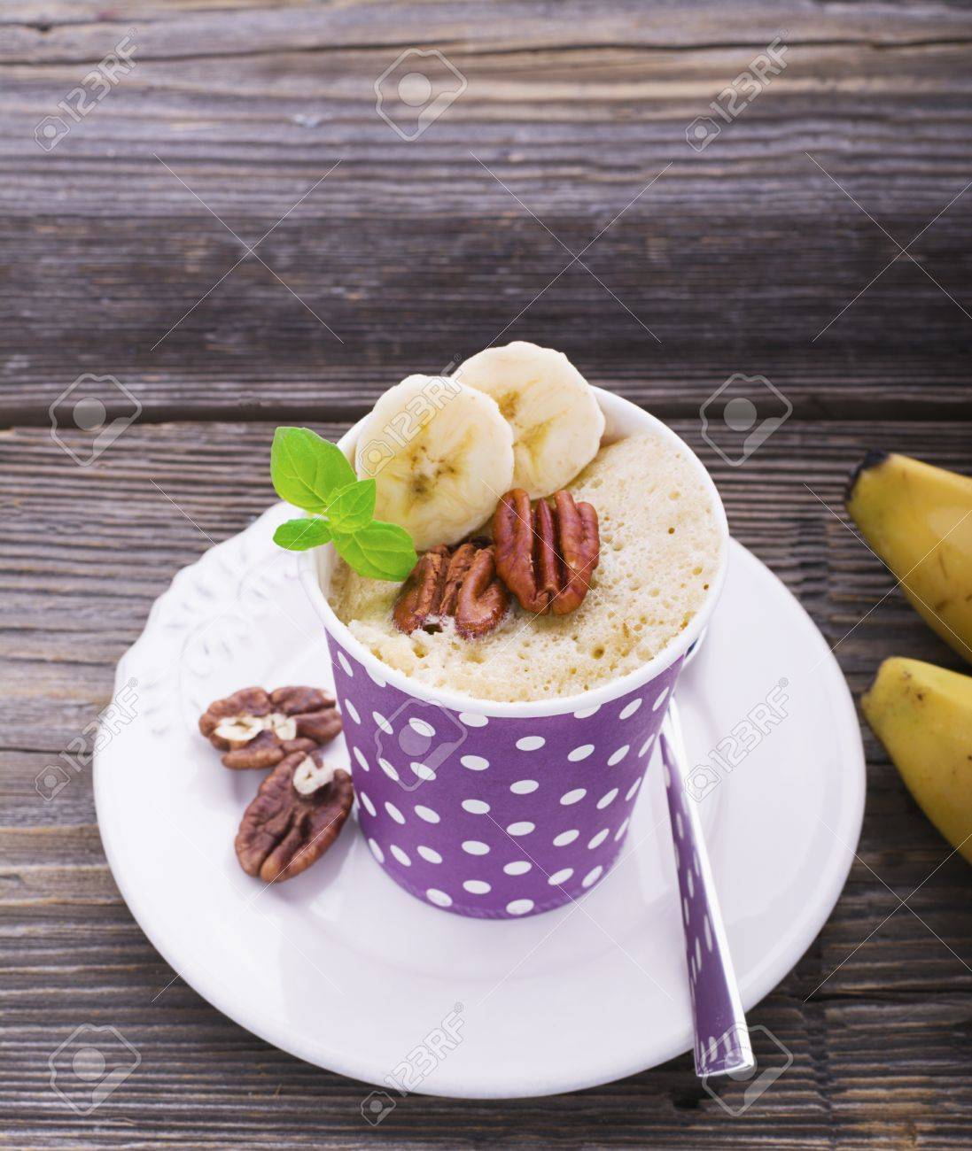 Petit Dejeuner Rapide Au Micro Ondes Pendant Cinq Minutes Homemade Gateaux Banane Tasse Dans Des Tasses En Papier Pour Collation Portionne Deux Parties De Noix De Pecan Et Tranches De Banane Menthe Fraiche Banque