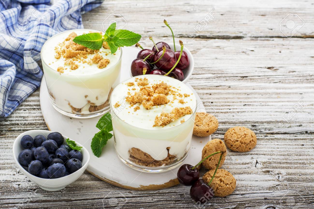 Dessert Sain D Ete Des Biscuits D Amande De Baies D Yogourt