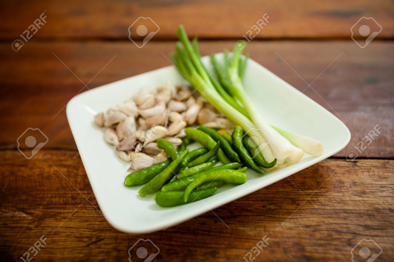 L Oignon De Printemps Frais L Oeil De L Oiseau Piment Vert Et Le Bebe L Ail Sur La Plaque Reglez D Epices Traditionnels Thailandais Banque D Images Et Photos Libres De Droits Image L Oignon De Printemps Frais L Oeil De L Oiseau Piment Vert Et Le Bebe L Ail Sur La Plaque Reglez D Epices Traditionnels Thailandais Banque D Images Et Photos Libres De Droits Image