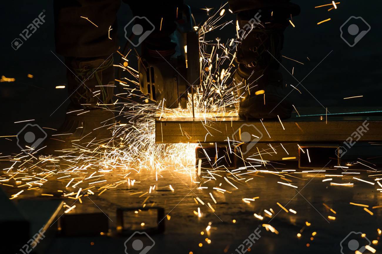 シャープと研磨ディスク マシンによる鉄の加工 の写真素材 画像素材 Image 9410