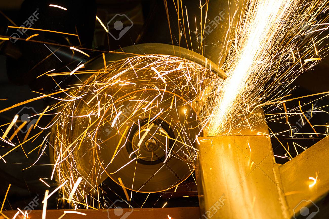 シャープと研磨ディスク マシンによる鉄の加工 の写真素材 画像素材 Image