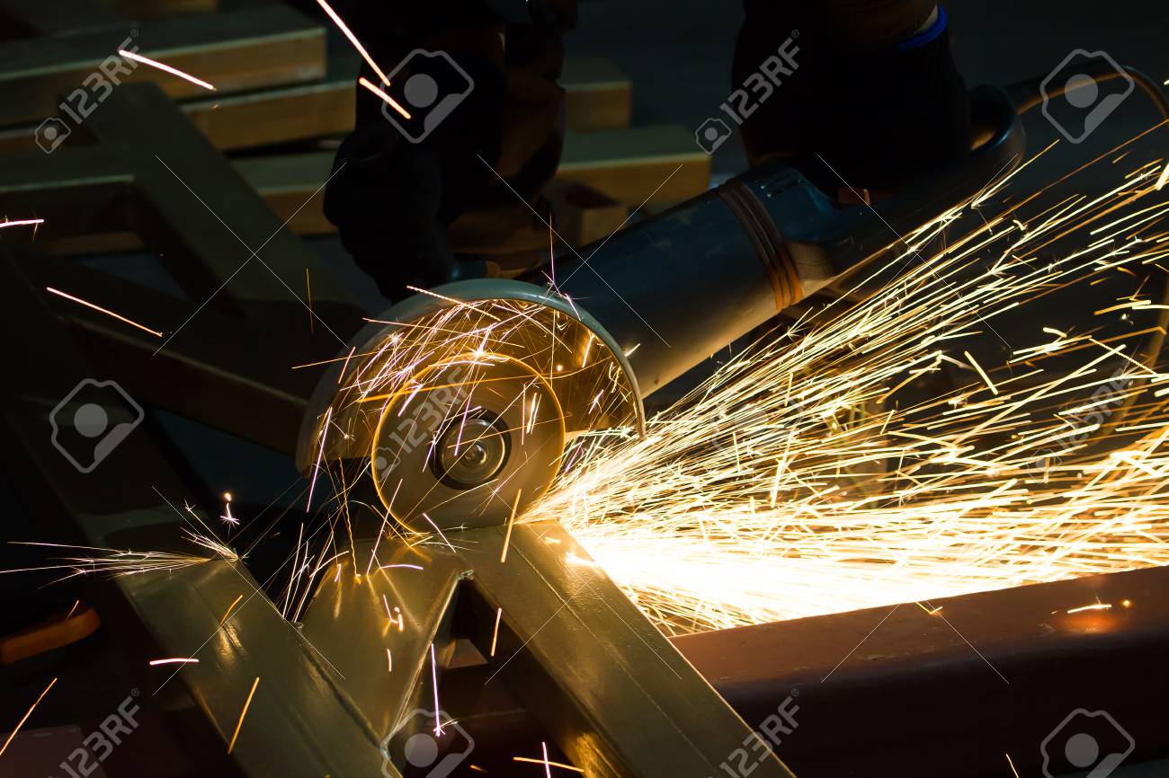 シャープと研磨機による鉄の加工 の写真素材 画像素材 Image