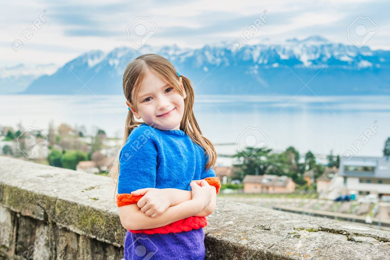 美しい景色とかわいい女の子の屋外のポートレート の写真素材 画像素材 Image 美しい景色とかわいい女の子の屋外のポートレート の写真素材 画像素材 Image
