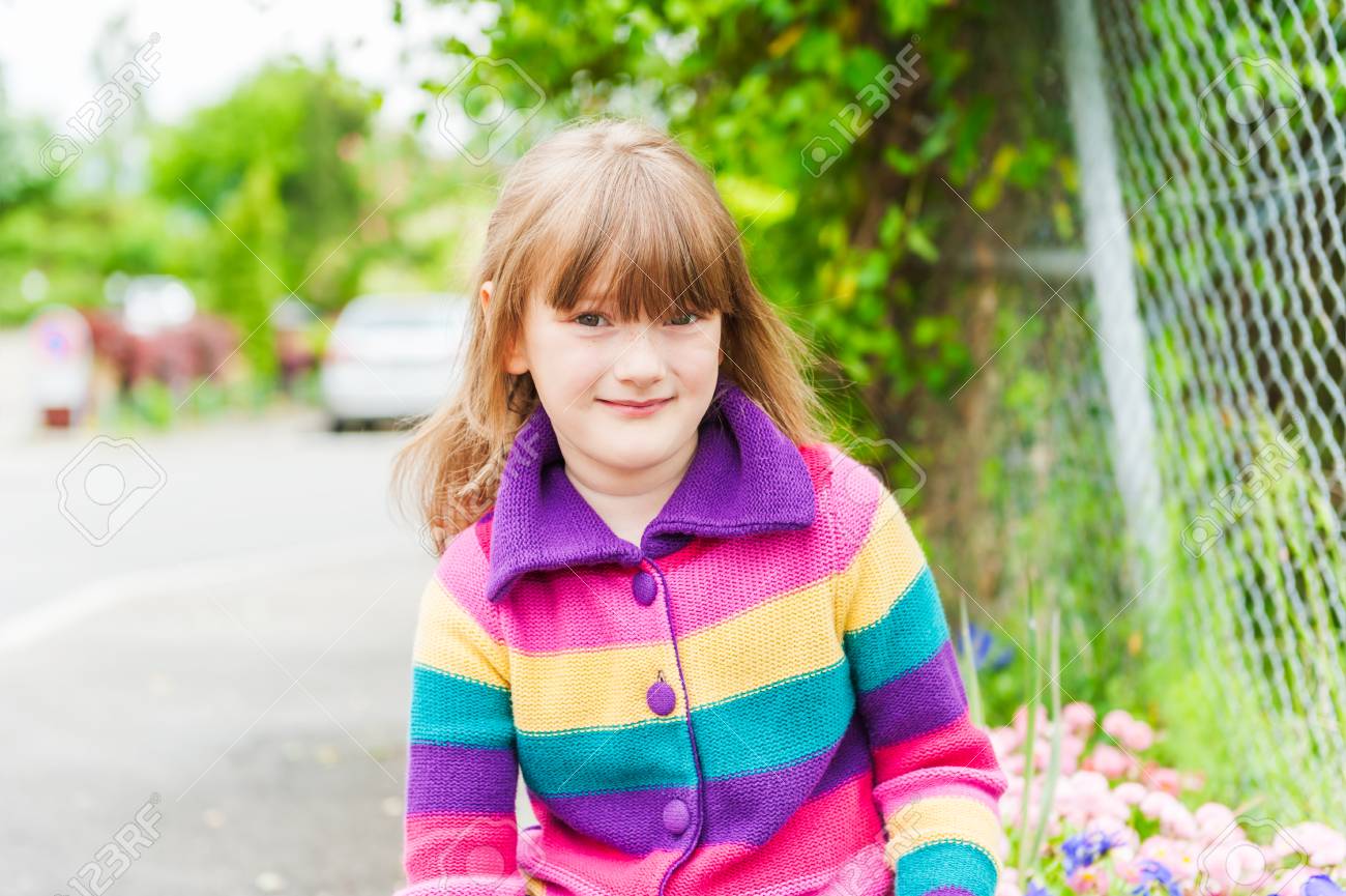 かわいい女の子の屋外のポートレート の写真素材 画像素材 Image