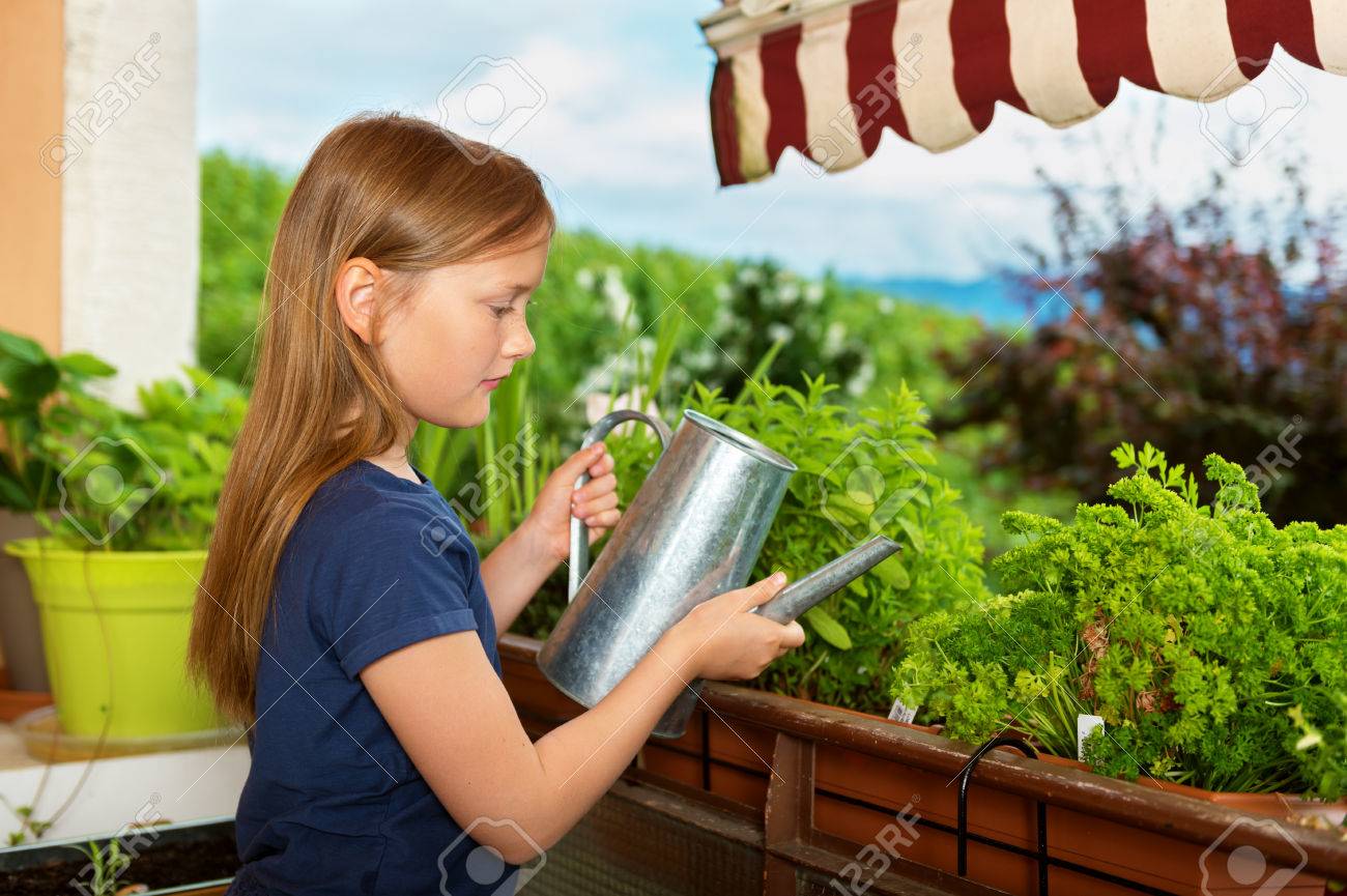 素敵な晴れた日にベランダの植物に水をまくのかわいい女の子 の写真素材 画像素材 Image 素敵な晴れた日にベランダの植物に水をまくのかわいい女の子 の写真素材 画像素材 Image