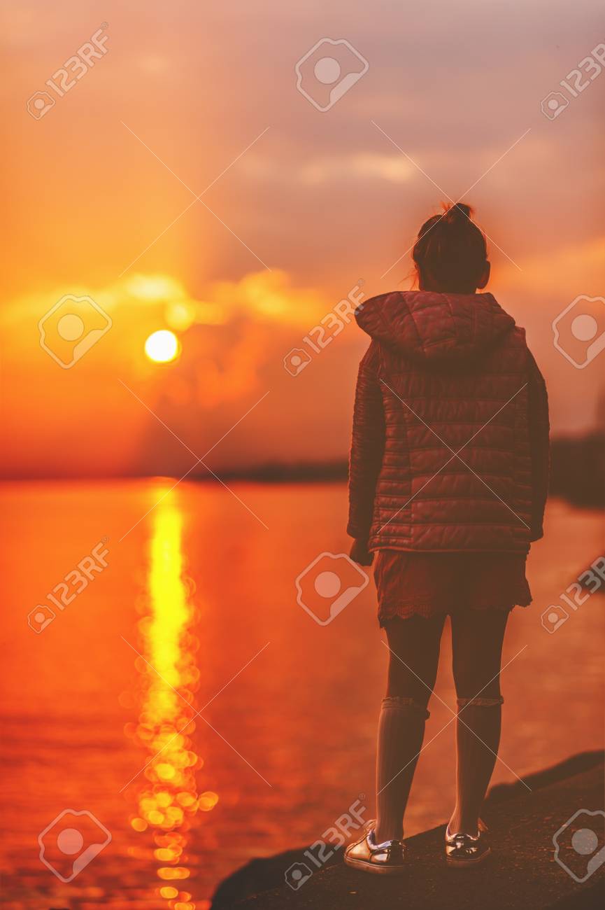 Kid Fille Admirer Un Coucher De Soleil Incroyable Sur Le Lac De Genève Lausanne Suisse Vue Arrière Image Matte