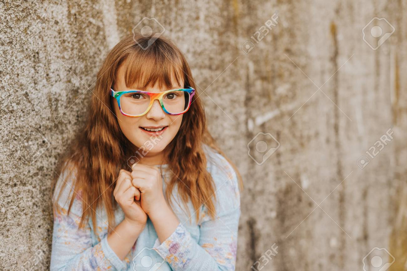 虹のメガネをかけた小さな赤毛の女の子 の写真素材 画像素材 Image